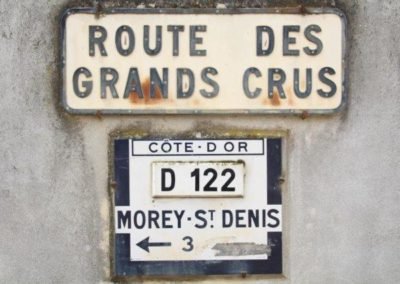 Vieux panneau signalant la route des grands crus en Bourgogne