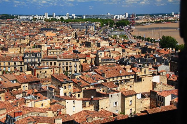 Port de la Lune et toits de Bordeaux