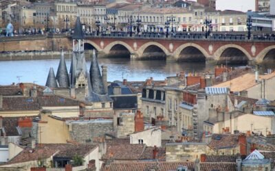Panorama sur les toits de Bordeaux et le port de la Lune : la tour Pey-Berland et la Flèche Saint-Michel