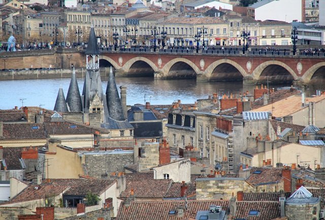 Panorama sur les toits de Bordeaux et le port de la Lune